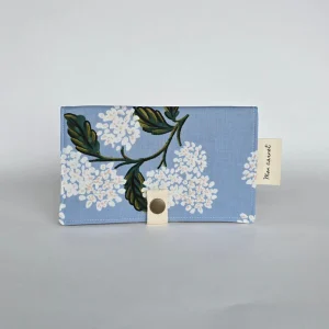 Sauge & Co. - Protège Carnet de Santé - Hydrangées Bleues||Sauge & Co. - Health Book Protector - Hydrangées Bleues