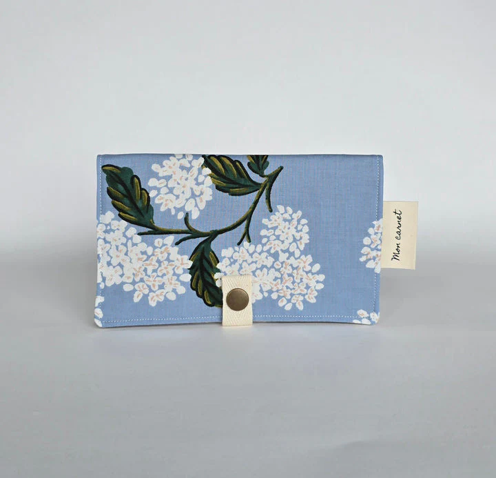 Sauge & Co. - Protège Carnet de Santé - Hydrangées Bleues||Sauge & Co. - Health Book Protector - Hydrangées Bleues