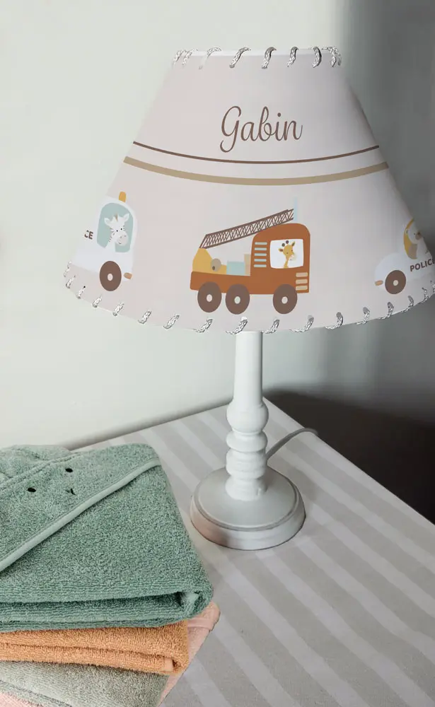 Abat-jour prénom pour bébé avec voitures, camions et moto – Image 2