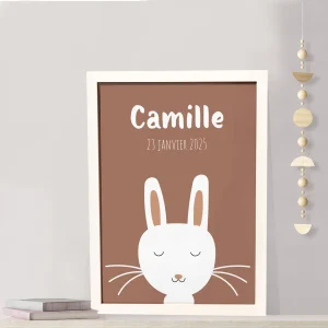 Affiche lapin personnalisée – Fond Mocha Mousse, couleur tendance 2025