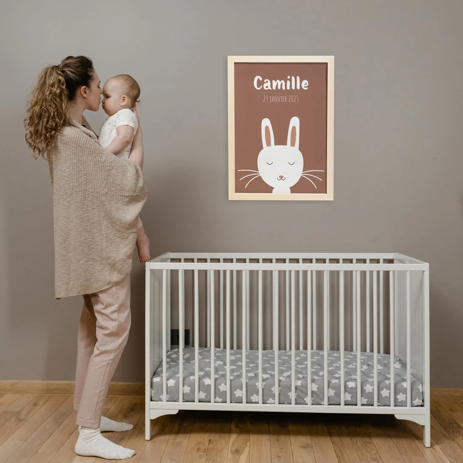 Affiche lapin personnalisée – Fond Mocha Mousse, couleur tendance 2025 – Image 2