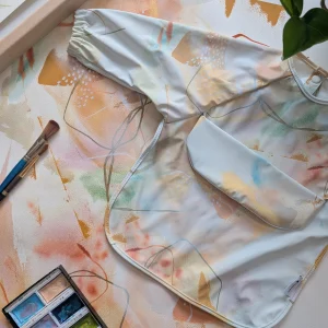 Micasso & Co. - Bavoir à Manches Longues - Brume douce collaboration avec Lysa Jordan || Micasso & Co. - Long Sleeved Bib - Soft mist collaboration with Lysa Jordan