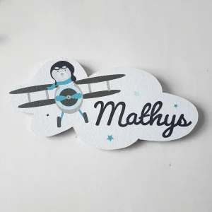Plaque de porte nuage personnalisée – Ourson aviateur et avion biplan