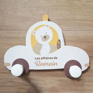 Porte manteau bébé voiture personnalisé – Petit ourson au volant
