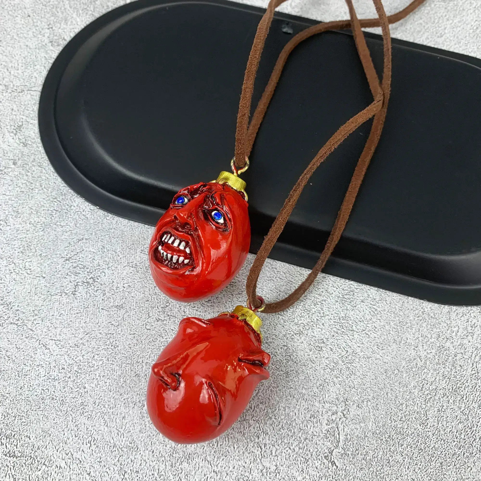 Collier Berserk Rouge Behelit – Image 4